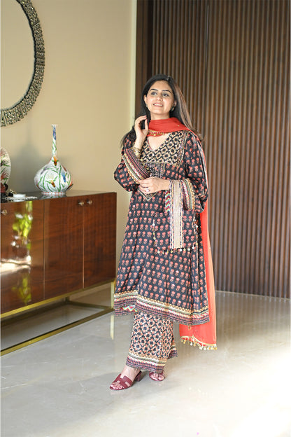 Prakshi Gupta in Siyah Sitara Kurta Set